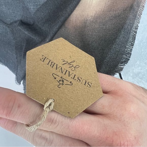 Vince Camuto Recycled Elegant Ombre Throw/Shawl - Picture 9 of 11